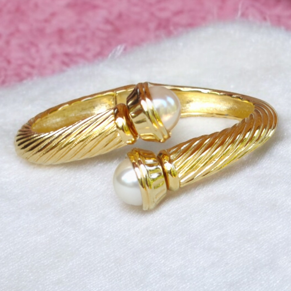 Vintage Joan Rivers gold cable clamper bracelet with pearls